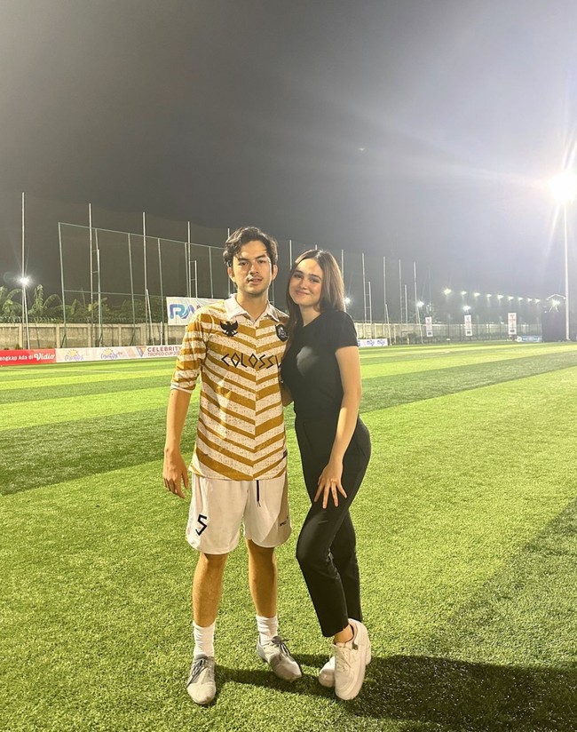 Syifa dan Rizky sendiri diketahui telah menjalin hubungan asmara sejak tahun 2019. Tak sedikit yang mengidolakan hubungan keduanya. Oleh karena itu kabar putusnya hubungan Syifa dan Rizky turut membuat para penggemarnya merasa sedih. Foto: Instagram/@syifahadju