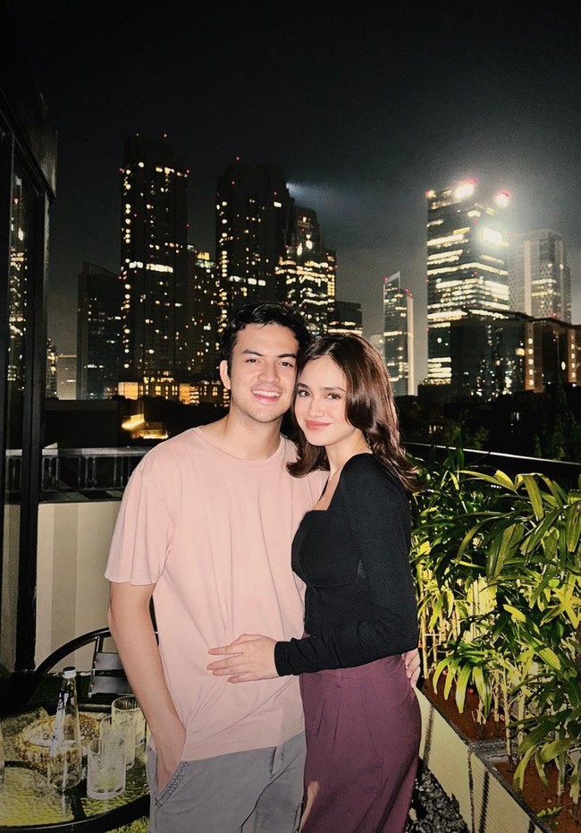 Sementara di akun Instagram Rizky Nazar sendiri foto-foto dirinya dan Syifa Hadju masih terlihat. Tampaknya Rizky belum ingin menghapus foto-foto kebersamaannya dengan Syifa dari akun Instagram pribadinya. Foto: Instagram/@syifahadju