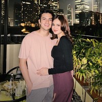 Sementara di akun Instagram Rizky Nazar sendiri foto-foto dirinya dan Syifa Hadju masih terlihat. Tampaknya Rizky belum ingin menghapus foto-foto kebersamaannya dengan Syifa dari akun Instagram pribadinya. Foto: Instagram/@syifahadju