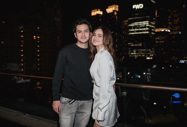 Sebelumnya hubungan Rizky dan Syifa memang sempat digosipkan retak karena orang ketiga. Namun Syifa sendiri membantah jika hal itu menjadi penyebab putusnya hubungan dengan Rizky Nazar. “Dan tidak, bukan karena orang ketiga kok. Cuman gak ingin Salsha akan kena imbasnya nanti kalo aku gak jelasin,” tulis Syifa. Foto: Instagram/@syifahadju