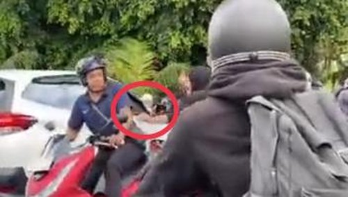 Tangkapan layar video keributan dua pria di tengah Jalan Raya Kapal-Munggu, Badung, Kamis (25/4/2024).