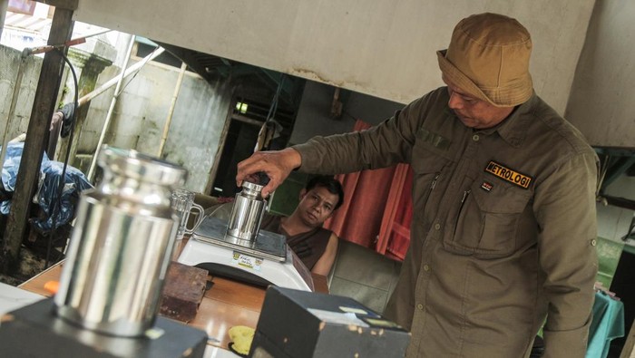 Tera ulang timbangan pedagang di Sukabumi Petugas melakukan tera ulang timbangan milik pedagang di Cicantayan, Kabupaten Sukabumi, Jawa Barat, Kamis (25/4/2024). Tera ulang yang dilakukan UPTD Metrologi Legal Kabupaten Sukabumi dalam satu tahun sekali tersebut guna memberikan perlindungan bagi konsumen agar mendapatkan hasil penimbangan yang sesuai takaran. ANTARA FOTO/Henry Purba/agr/tom.