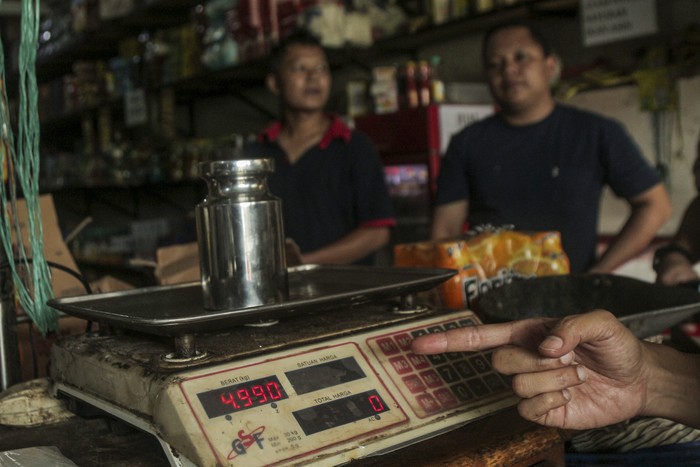 Petugas melakukan tera ulang timbangan milik pedagang di Cicantayan, Kabupaten Sukabumi, Jawa Barat, Kamis (25/4/2024). Tera ulang yang dilakukan UPTD Metrologi Legal Kabupaten Sukabumi dalam satu tahun sekali tersebut guna memberikan perlindungan bagi konsumen agar mendapatkan hasil penimbangan yang sesuai takaran. ANTARA FOTO/Henry Purba/agr/tom.