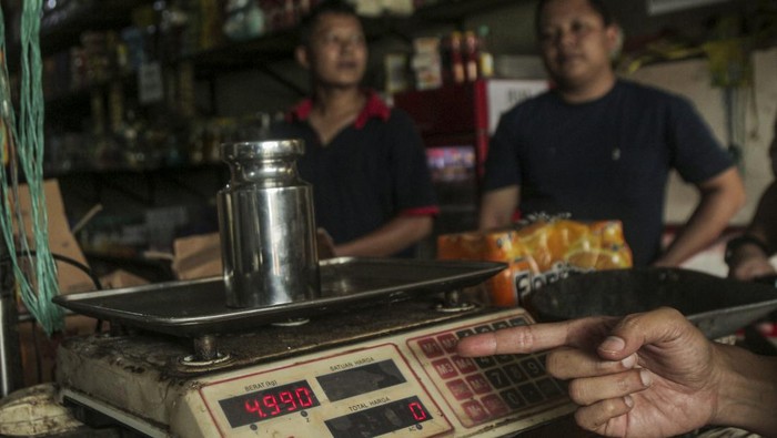 Petugas melakukan tera ulang timbangan milik pedagang di Cicantayan, Kabupaten Sukabumi, Jawa Barat, Kamis (25/4/2024). Tera ulang yang dilakukan UPTD Metrologi Legal Kabupaten Sukabumi dalam satu tahun sekali tersebut guna memberikan perlindungan bagi konsumen agar mendapatkan hasil penimbangan yang sesuai takaran. ANTARA FOTO/Henry Purba/agr/tom.