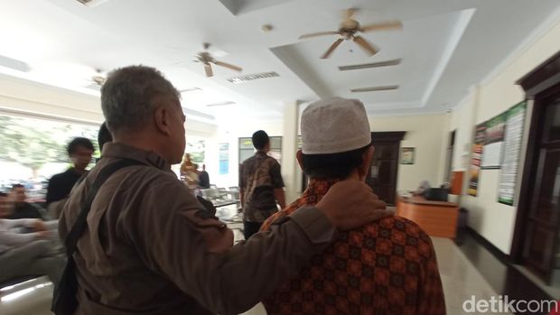 Terdakwa Ona Sudana setelah menjalani sidang putusan di PN Sumber, Kabupaten Cirebon