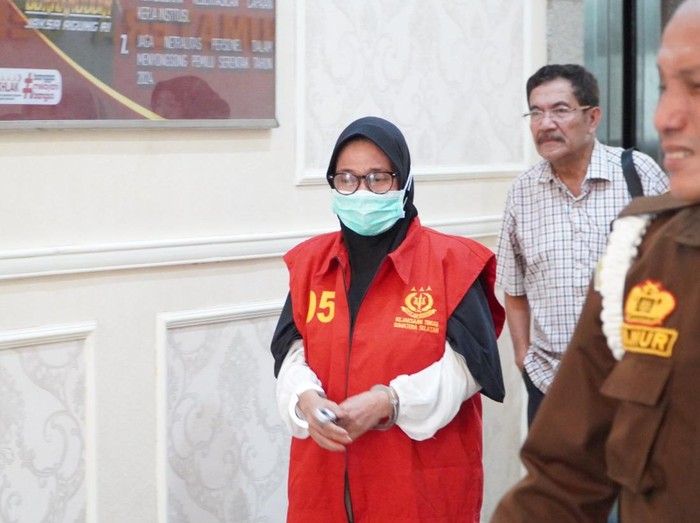 Tersangka ZT dibawa ke Lembaga Pemasyarakatan Perempuan Klas IIA Palembang