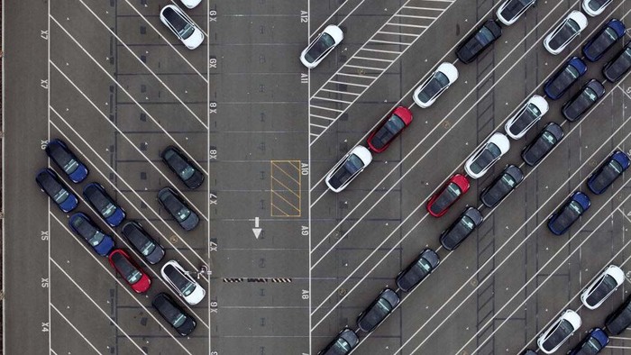Tesla akan PHK 10 Persen Karyawannya di Seluruh Dunia FREMONT, CALIFORNIA - APRIL 24: An aerial view of the Tesla Fremont Factory on April 24, 2024 in Fremont, California. Electric car maker Tesla announced plans to lay off nearly 3,000 workers at facilities in the San Francisco Bay Area in June. The company plans to lay off 10 percent of its 140,000 thousand employees worldwide. (Photo by Justin Sullivan/Getty Images)