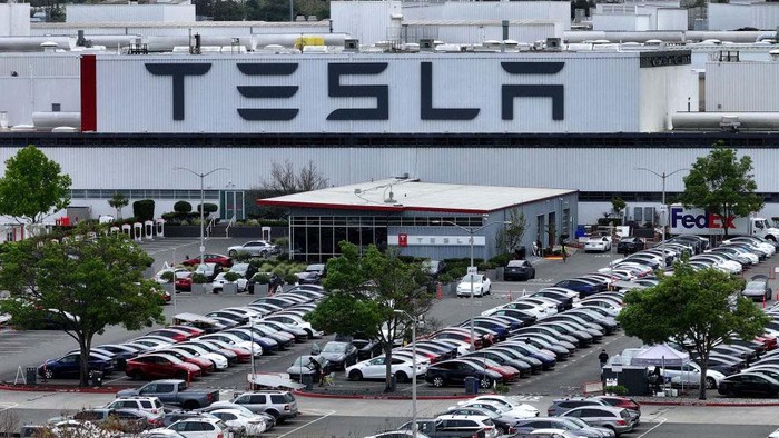 Tesla akan PHK 10 Persen Karyawannya di Seluruh Dunia FREMONT, CALIFORNIA - APRIL 24: An aerial view of the Tesla Fremont Factory on April 24, 2024 in Fremont, California. Electric car maker Tesla announced plans to lay off nearly 3,000 workers at facilities in the San Francisco Bay Area in June. The company plans to lay off 10 percent of its 140,000 thousand employees worldwide. (Photo by Justin Sullivan/Getty Images)