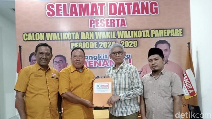 Tim Bakal Calon Wali Kota Parepare Tasming Hamid saat mengambil formulir penjaringan cawalkot di kantor DPC Hanura Parepare.