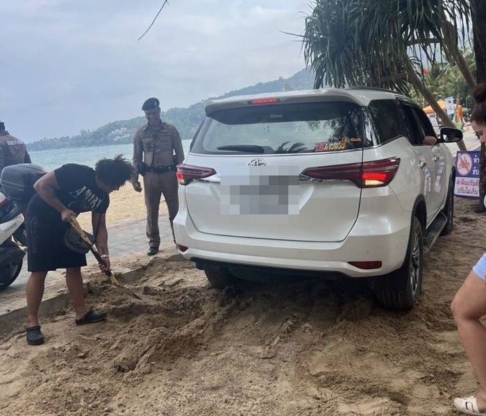 Tren turis bawa mobil ke Pantai Kamala, Phuket