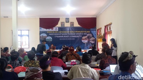 Verifikasi dan diskusi terkait indikator assesment (penilaian) Tsunami Ready Community bertempat di Kantor Desa Pengastulan, Kecamatan Seririt, Kamis (25/4/2024). (Foto: Made Wijaya Kusuma/detikBali)