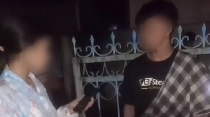 Video diduga remaja melakukan aksi mesum di dak rumah warga viral di media sosial.