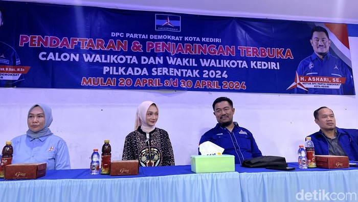 Vinanda Prameswati, salah satu srikandi Kota Kediri saat mengambil formulir bacawali dari Demokrat.