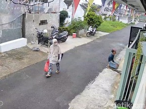 Emak-emak Viral Maksa Minta Sedekah Kerap Pindah Lokasi, dari Mana Uangnya?