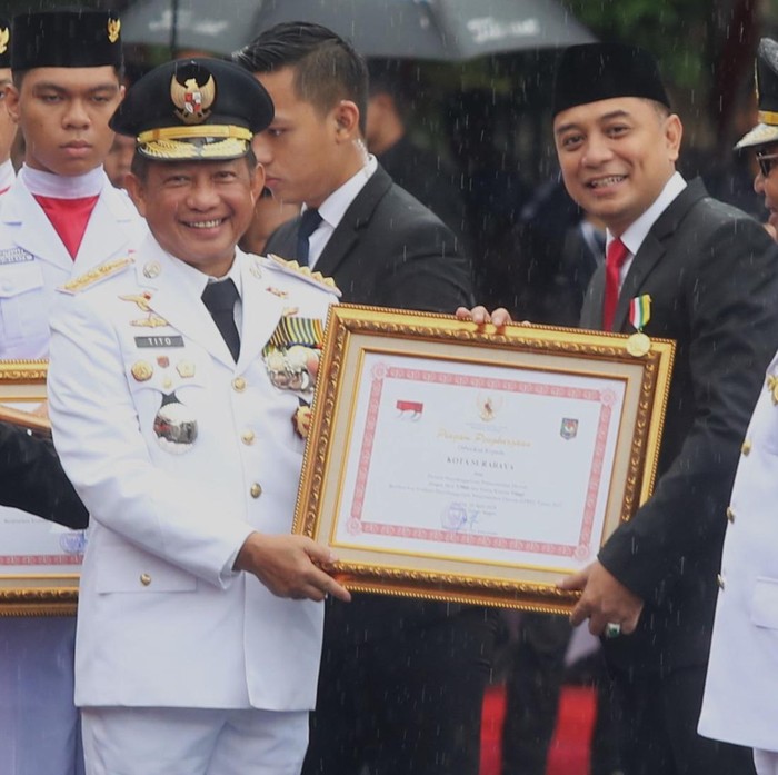 wali kota eri cahyadi dapat penghargaan satyalancana dari presiden jokowi