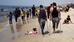 Warga Gaza Tenangkan Diri Sejenak di Pantai Rafah, Israel Marah