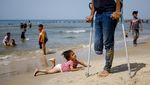 Warga Gaza Tenangkan Diri Sejenak di Pantai Rafah, Israel Marah