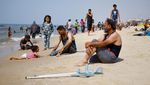 Warga Gaza Tenangkan Diri Sejenak di Pantai Rafah, Israel Marah