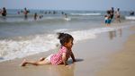 Warga Gaza Tenangkan Diri Sejenak di Pantai Rafah, Israel Marah