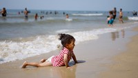 Warga Palestina yang berlibur sejenak ke pantai, mengundang kemarahan warga Israel. Mereka tidak terima melihat warga Palestina mencari jeda sejenak dari perang.  