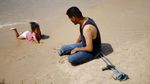 Warga Gaza Tenangkan Diri Sejenak di Pantai Rafah, Israel Marah