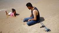 Melihat warga Gaza yang menikmati pantai sejenak itu mengundang dikritik secara online oleh warga Israel, termasuk jurnalis dan menteri. Beberapa di antara mereka melihatnya sebagai bukti bahwa kerusakan yang dibuat Israel di Gaza belum cukup.  