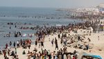 Warga Gaza Tenangkan Diri Sejenak di Pantai Rafah, Israel Marah