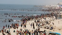 Faktanya, warga Palestina ke pantai bukan untuk bertamasya. Alih-alih bermain-main dan bersenang-senang, para pengungsi Palestina memilih pergi ke pantai karena kurangnya ruang, air bersih, dan listrik agar tetap sejuk selama cuaca panas.  