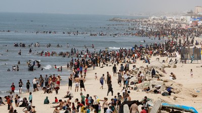 Warga Gaza Tenangkan Diri Sejenak di Pantai Rafah, Israel Marah