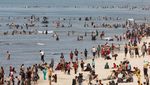 Warga Gaza Tenangkan Diri Sejenak di Pantai Rafah, Israel Marah