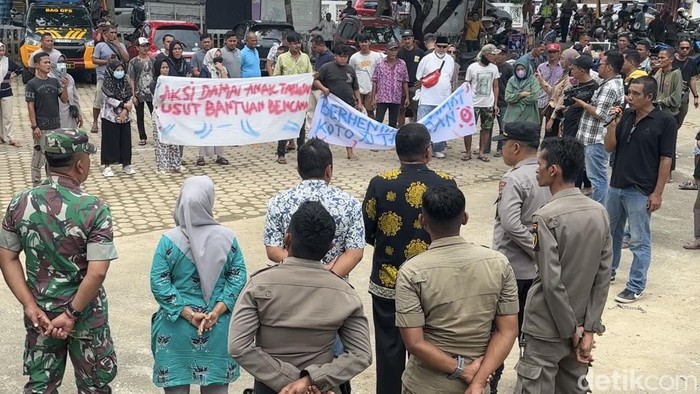 Warga korban bencana banjir bandang di Nagari Nanggalo, Kecamatan Koto XI Tarusan, Kabupaten Pesisir Selatan, Sumatera Barat, berunjuk rasa ke kantor camat. (Jeka Kampai/detikSumut)