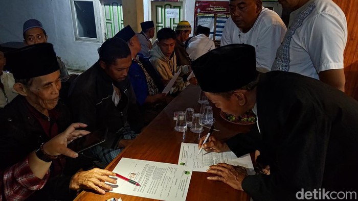 Warga Pakel menerima tali asih dan menandatangani pernyataan kesepapaham dengan PT Bumisari.