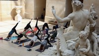 Museum Louvre terletak di Rive Droite Seine, Arondisemen pertama di Paris, Prancis. 