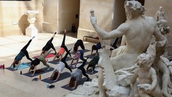 Wow! Ada Kelas Yoga di Museum Louvre Paris