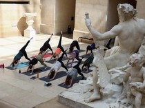 Wow! Ada Kelas Yoga di Museum Louvre Paris
