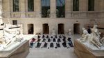 Wow! Ada Kelas Yoga di Museum Louvre Paris
