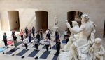 Wow! Ada Kelas Yoga di Museum Louvre Paris