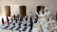 Anggota staf Museum Louvre dan agen pusat koreografi Creteil berpartisipasi dalam kelas yoga di Museum Louvre, Paris, Prancis, 23 April 2024. 