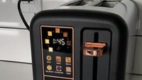 Toaster keren ini wajib dimiliki para pencinta roti. Tak hanya bisa memanggang roti tawar, tapi juga roti gandum, bagel, waffle, hingga English muffin. Foto: BuzzFeed