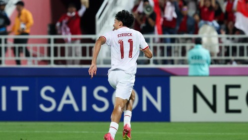 DOHA, QATAR - APRIL 25: Rafael William Struick #11 of Indonesia celebrates teams second goal with teammates during the AFC U23 Asian Cup Quarter Final match between South Korea and Indonesia at Abdullah Bin Khalifa Stadium on April 25, 2024 in Doha, Qatar. (Photo by Zhizhao Wu/Getty Images)