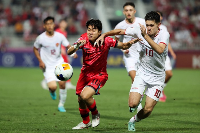 DOHA, QATAR - APRIL 25: Jang Si-Young #16 of South Korea competes for the ball with Justin Hubner #10 of Indonesia during the AFC U23 Asian Cup Quarter Final match between South Korea and Indonesia at Abdullah Bin Khalifa Stadium on April 25, 2024 in Doha, Qatar. (Photo by Zhizhao Wu/Getty Images)