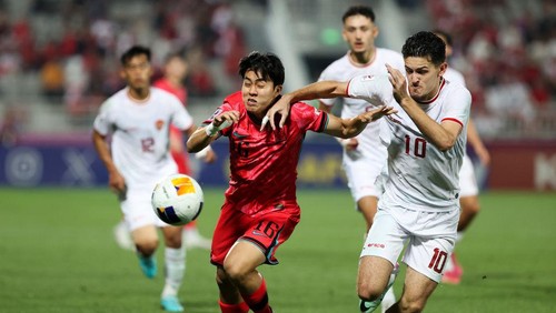 DOHA, QATAR - APRIL 25: Jang Si-Young #16 of South Korea competes for the ball with Justin Hubner #10 of Indonesia during the AFC U23 Asian Cup Quarter Final match between South Korea and Indonesia at Abdullah Bin Khalifa Stadium on April 25, 2024 in Doha, Qatar. (Photo by Zhizhao Wu/Getty Images)