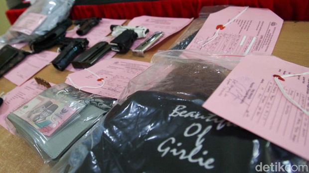 Polisi menangkap 2 pria di balik tewasnya ABG 16 tahun di sebuah hotel kawasan Senopati, Jaksel. Pelaku dihadirkan dalam jumpa pers.