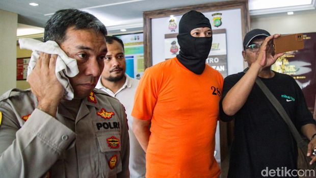 Polisi menangkap 2 pria di balik tewasnya ABG 16 tahun di sebuah hotel kawasan Senopati, Jaksel. Pelaku dihadirkan dalam jumpa pers.