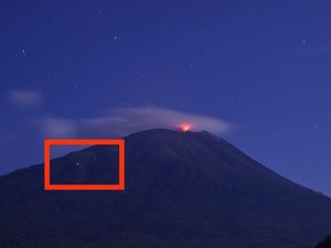 Duh, Bule Nekat Naik Gunung Ile Lewotolok yang Masih Meletus