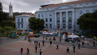 Mahasiswa menghadiri perkemahan protes untuk mendukung warga Palestina di Universitas California, Berkeley selama konflik yang sedang berlangsung antara Israel dan kelompok Islam Palestina Hamas, di Berkeley, AS, Kamis (25/4/2024). Mahasiswa dari sejumlah kampus di AS lainnya pun turut menggelar aksi serupa. Di antaranya, UCLA, Harvard, Columbia dan kampus lainnya. REUTERS/Carlos Barria