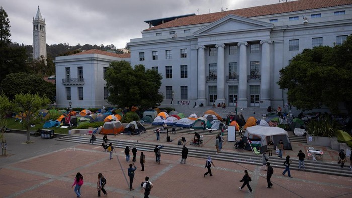 Aksi Bela Palestina, Tenda Kemah Bermunculan di Sejumlah Kampus AS Students attend a protest encampment in support of Palestinians at University of California, Berkeley during the ongoing conflict between Israel and the Palestinian Islamist group Hamas, in Berkeley, U.S., April 25, 2024. REUTERS/Carlos Barria