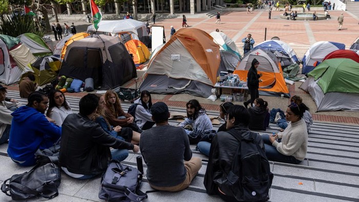 Aksi Bela Palestina, Tenda Kemah Bermunculan di Sejumlah Kampus AS Students attend a protest encampment in support of Palestinians at University of California, Berkeley during the ongoing conflict between Israel and the Palestinian Islamist group Hamas, in Berkeley, U.S., April 25, 2024. REUTERS/Carlos Barria