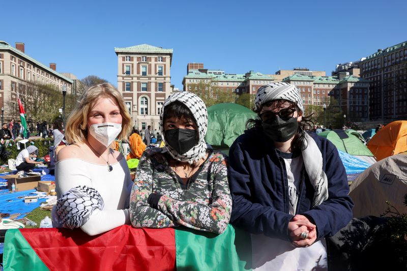 Student protesters stand watch along the perimeter of an encampment supporting Palestinians at the Columbia University campus, during the ongoing conflict between Israel and the Palestinian Islamist group Hamas, in New York City, U.S., April 25, 2024, REUTERS/Caitlin Ochs