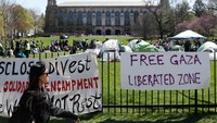 Kebuntuan di Universitas Columbia terkait pemindahan perkemahan mahasiswa untuk memprotes perang Israel di Gaza telah memicu gelombang demonstrasi serupa di kampus-kampus di seluruh Amerika, namun pihak berwenang telah menutup banyak demonstrasi sebelum demonstrasi semakin meluas. REUTERS/Nate Swanson